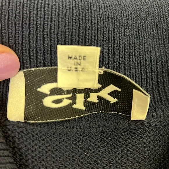 ST JOHN Vintage SJK Navy Blue Knit Zipper Jacket Gold Cloisonne Charm Size 4 - Picture 10 of 11